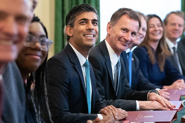 TOPSHOT - Britain's Prime Minister Rishi Sunak (C) poses for a photograph alongside Britain's Chancellor of the Exchequer Jeremy Hunt (centre right) and Britain's Secretary of State for International Trade, President of the Board of Trade and Minister for Women and Equalities Kemi Badenoch (centre left) at the first cabinet meeting under the new Prime Minister, Rishi Sunak in 10 Downing Street in central London on October 26, 2022. - Sunak's largely same-look cabinet holds an inaugural meeting today before he heads to the House of Commons for his first weekly 